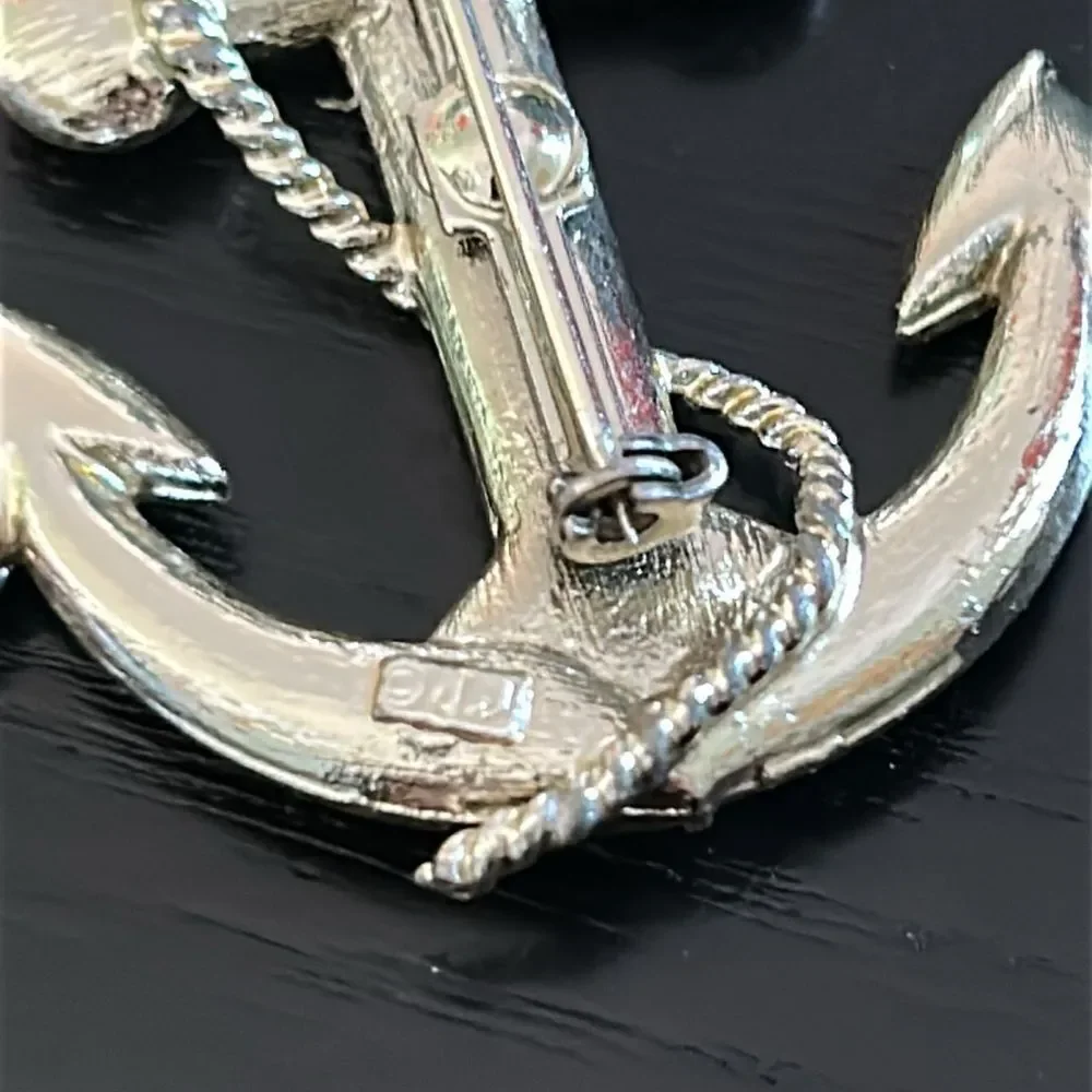 Vintage anchor brooch / pin in very good condition. Signed JJ (Jonette Jewlery)